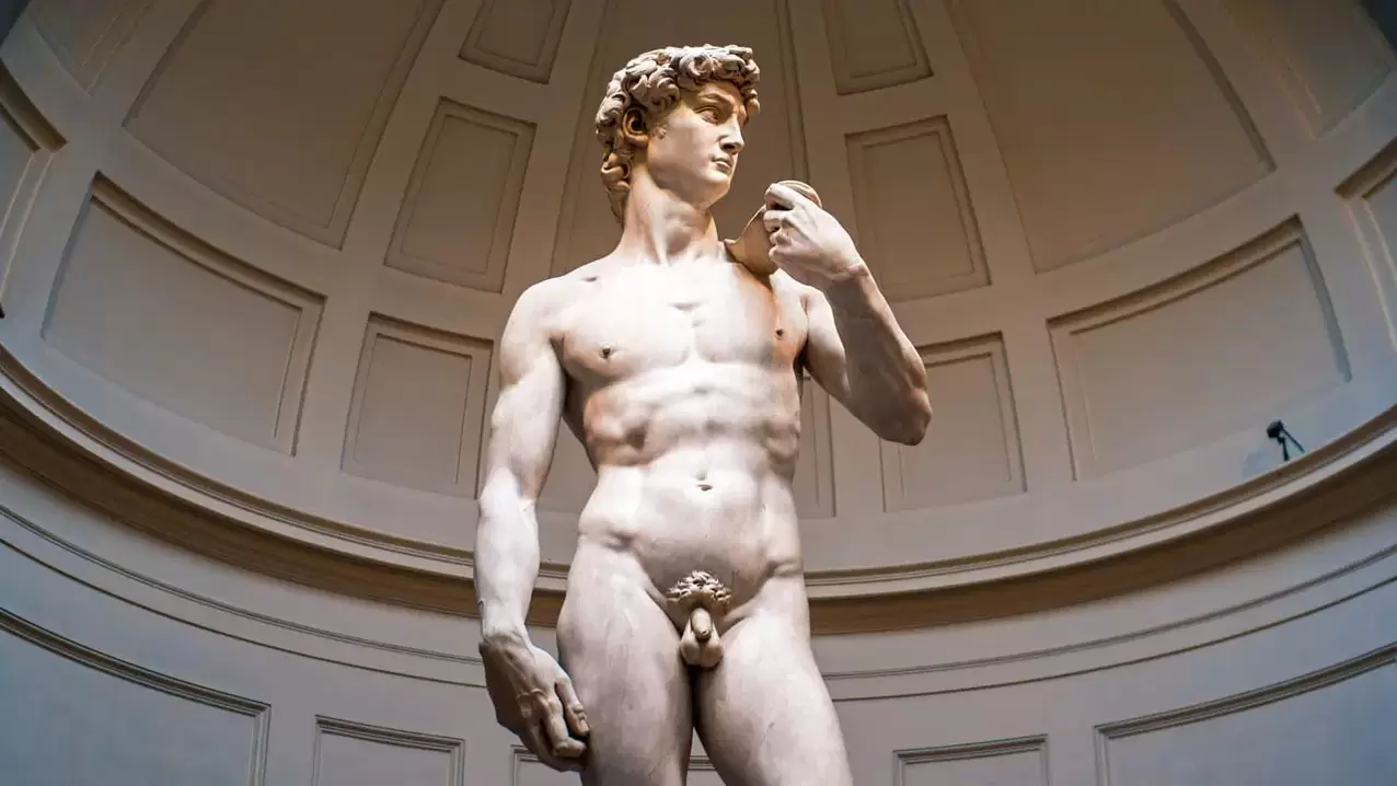escultura de un hombre con un hermoso pene
