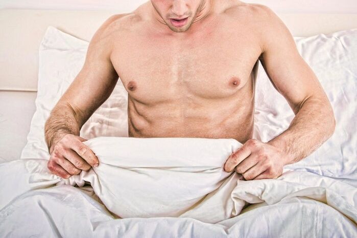 Un hombre piensa en un aumento en el pene
