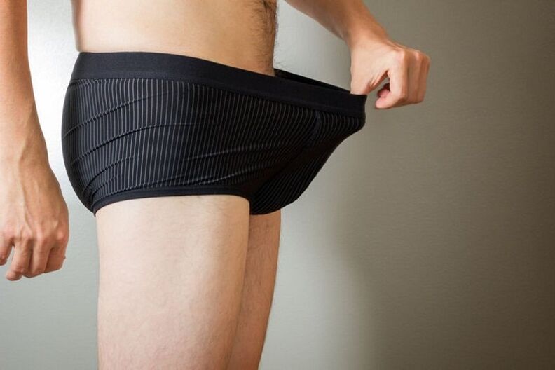 un hombre se baja los pantalones y quiere agrandar su pene con refresco