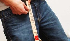 Hombre midiendo el pene con regla